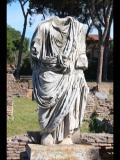 00136 ostia - necropoli della via ostiense (porta romana necropolis) - via dei sepolcri - westseite - skulptur - 2017.jpg